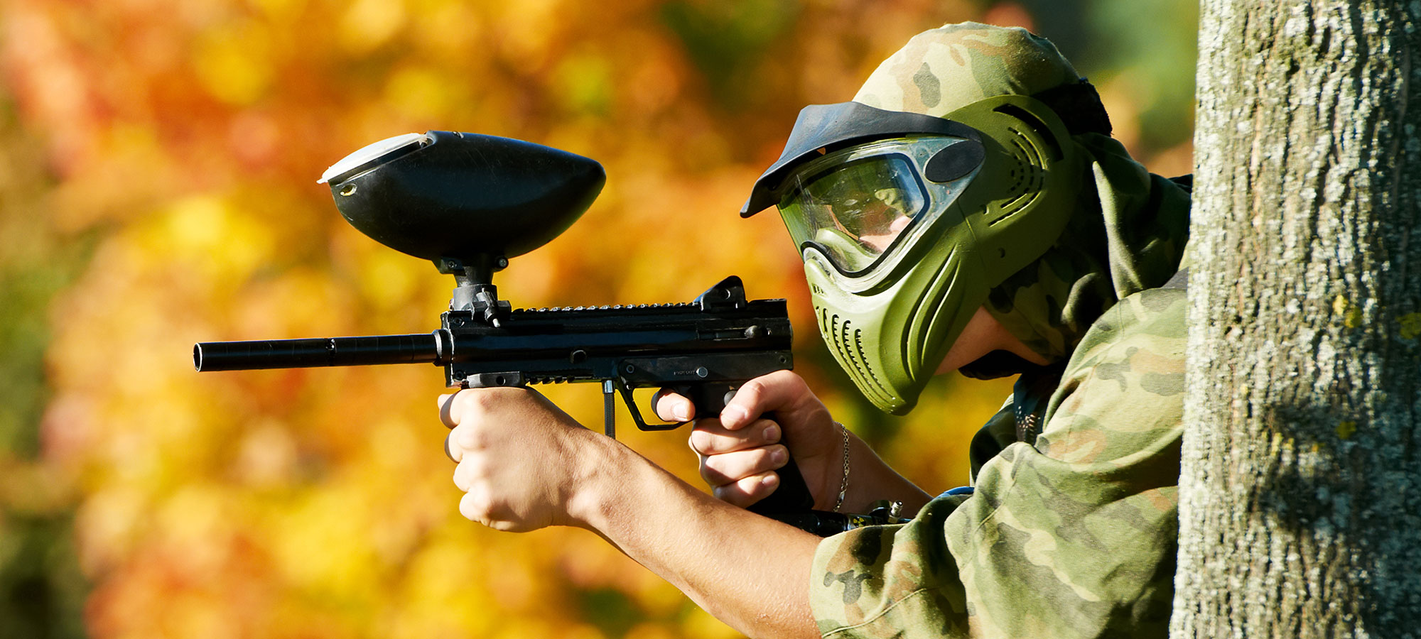 Outdoor Paintball spielen und optional Striptease hinzubuchen