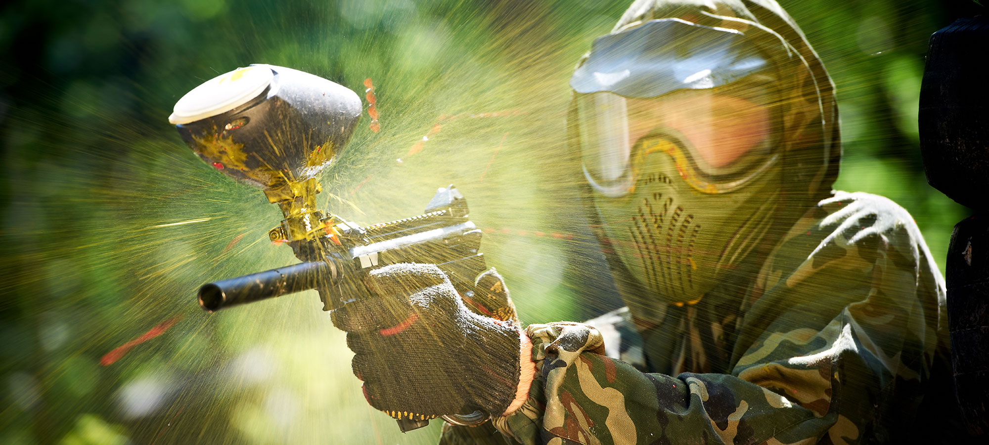 Outdoor Paintball spielen und optional Striptease hinzubuchen