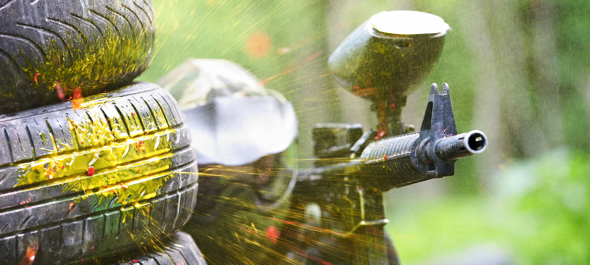 Outdoor Paintball spielen und optional Striptease hinzubuchen