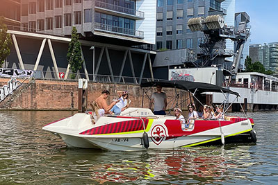BASIC ➨ Partyboot aus Frankfurt am Main ✓ inklusive Skipper ✓ maximal 10 Personen ✓