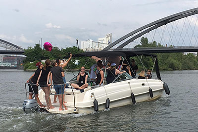 DELUXE ➨ Partyboot aus Frankfurt am Main ✓ inklusive Skipper ✓ maximal 15 Personen ✓