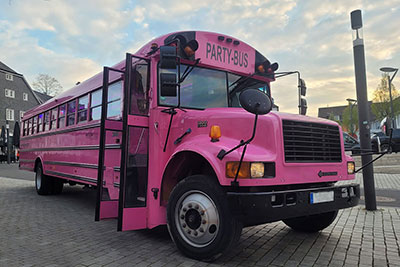 PARTYBUS IN PINK ➨ US-Schulbus für Partys in Köln und Umgebung ✓